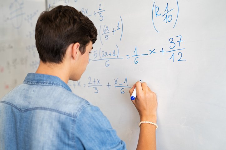 Estudiante resolviendo un problema de matemáticas