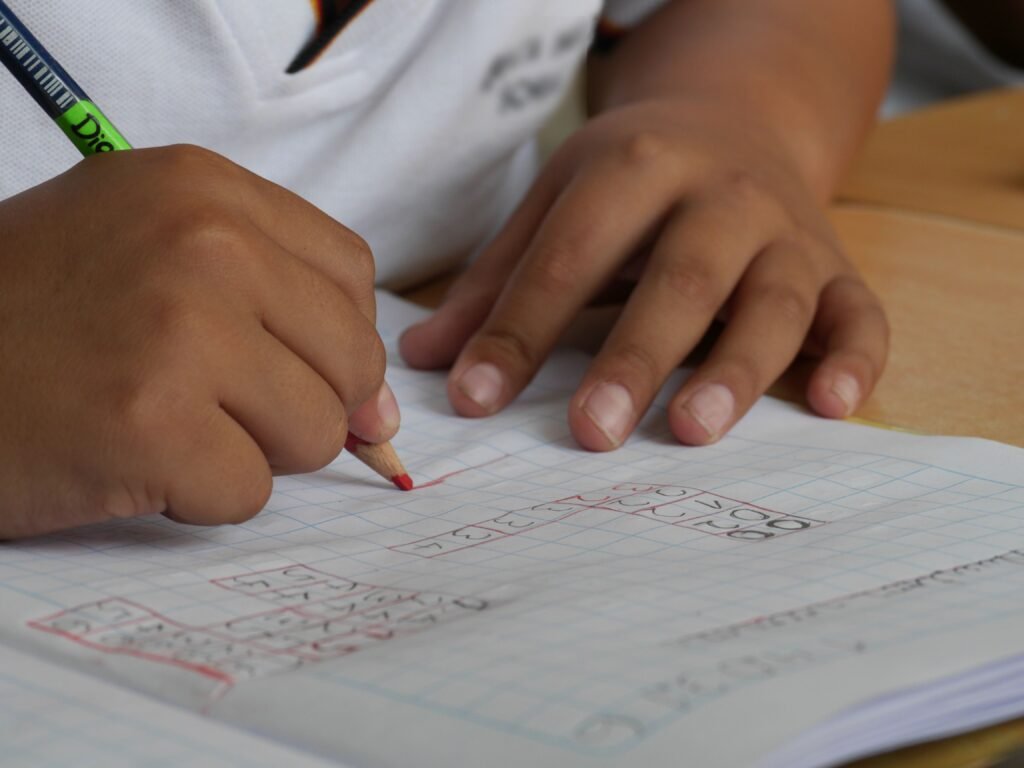 Estudiante realizando una actividad escrita